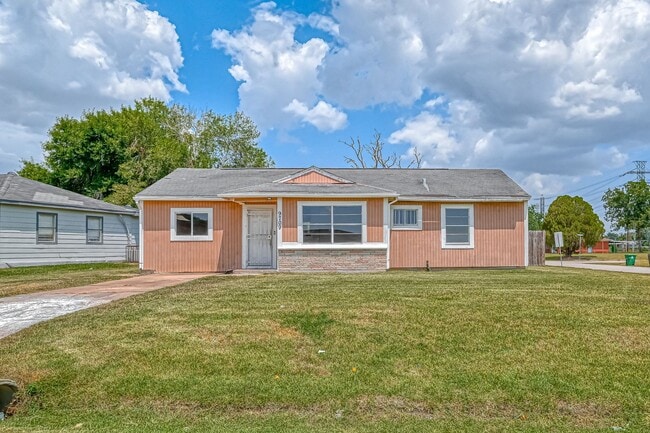 Building Photo - Coming soon! Affordable spacious 4BD/2BA s... Rental