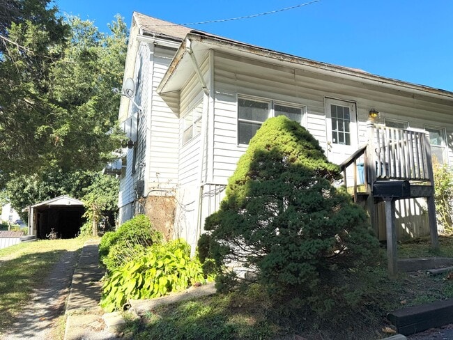 Building Photo - Coming soon- 3 bedroom, 1 1/2 bath in Mans...