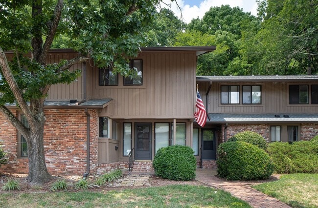 Building Photo - Cute, Spacious 3 BD Townhouse Near UNC and I-40!