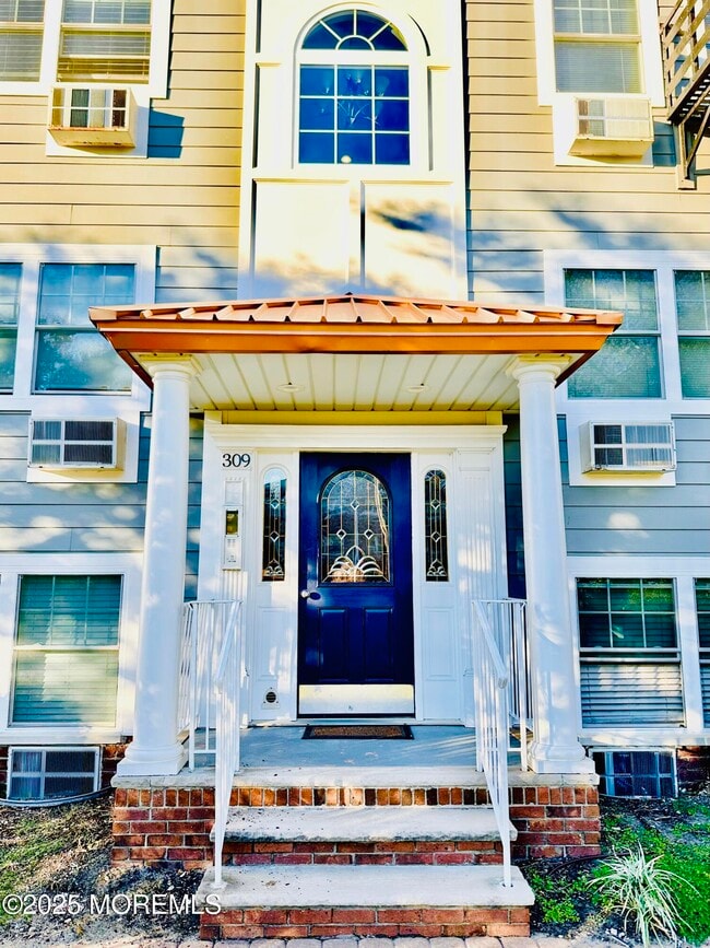 Building Photo - 301-309 4th Ave Unit 102