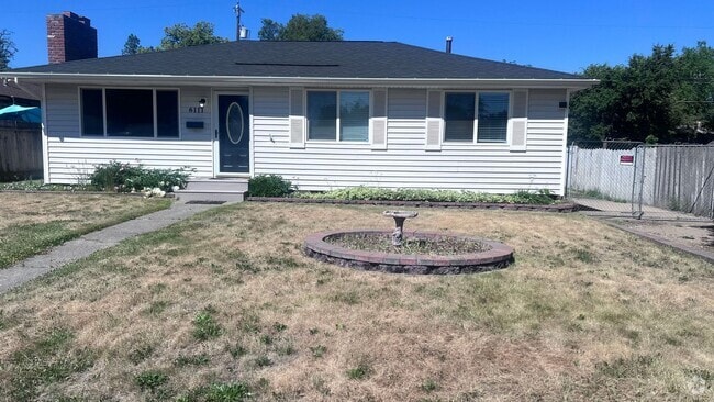 Building Photo - 4 bedroom 2 bath home Available Now!!!