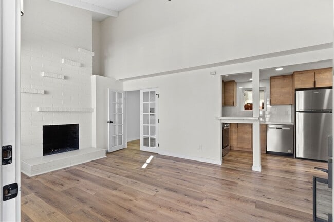Photo - 2055 Thomas Ave