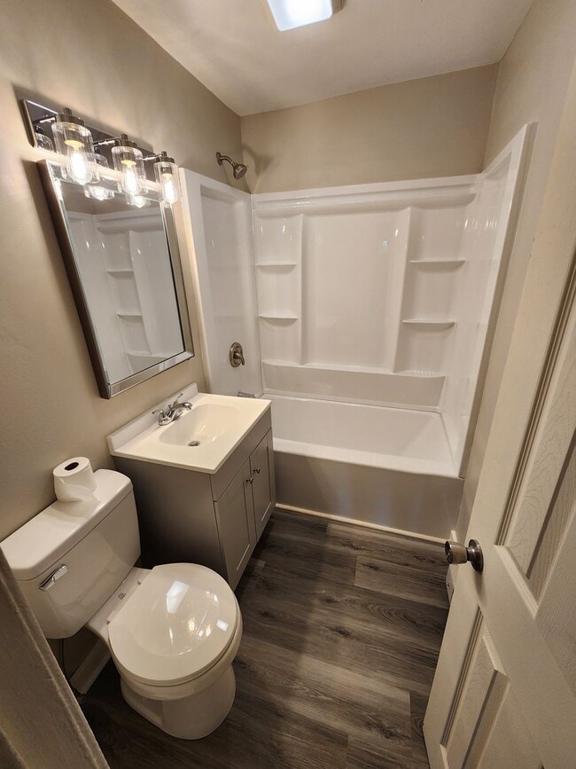 Building Photo - 2 bedroom, 1 bath available for rent!