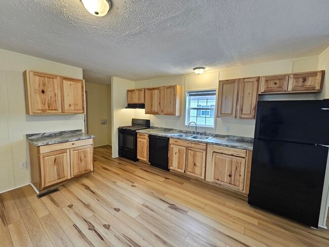 Building Photo - 637 Scarlet Dr