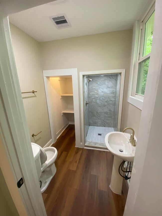 Photo - 2065 Broadway