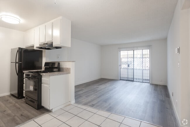 2BR,2BA - 945SF- Dining
