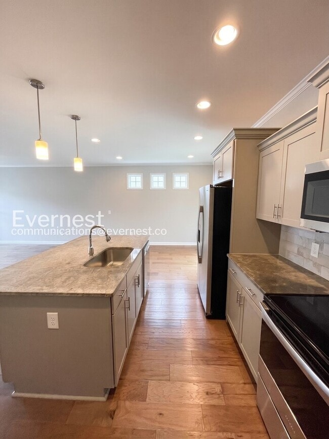 Photo - Charming Modern Home / 5 beds 3.5 baths / Garage attached / Fenced-Yard / Available now!
