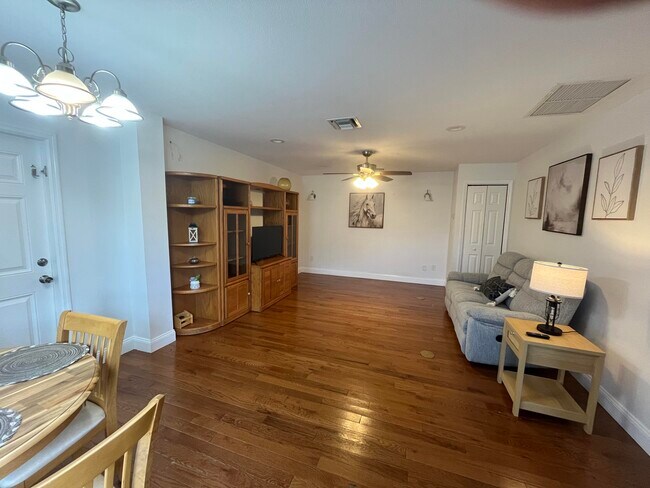 Photo - 6404 SW Woodham St Apartment