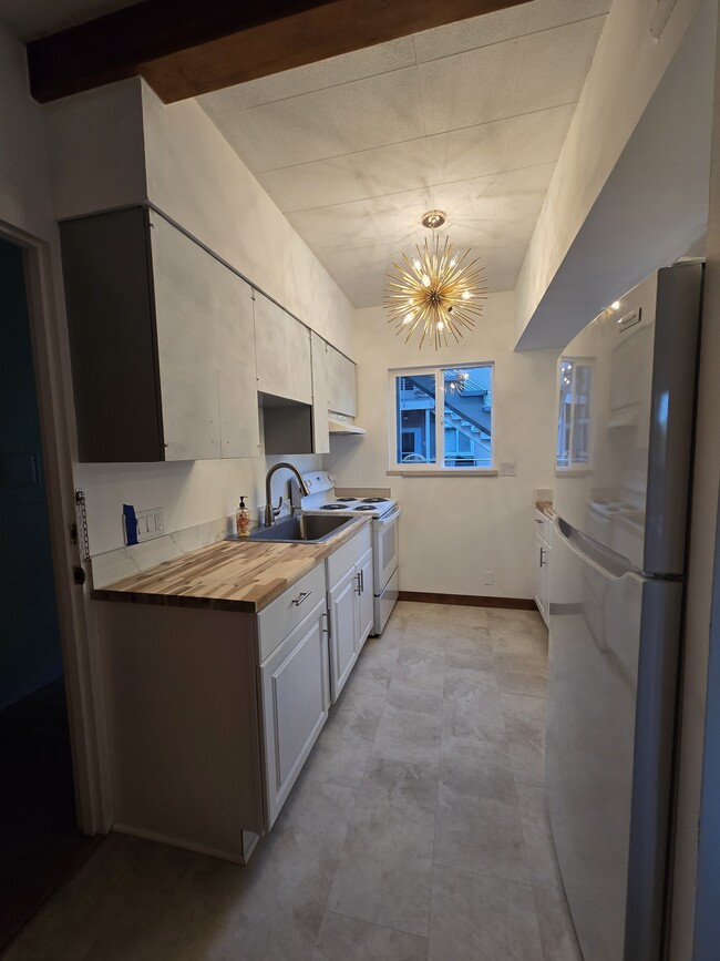 Building Photo - 465 Winslow Way E Unit #210