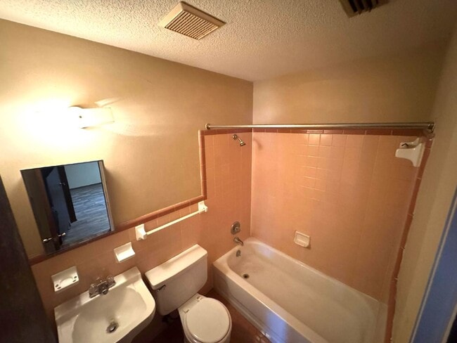 Photo - 1 bedroom, 1 bath duplex for rent in Dothan, AL - Section 8 approved! Check out this rental today. Unidad A2