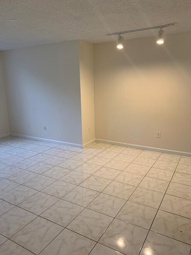 4561-21 2bed/1 bath