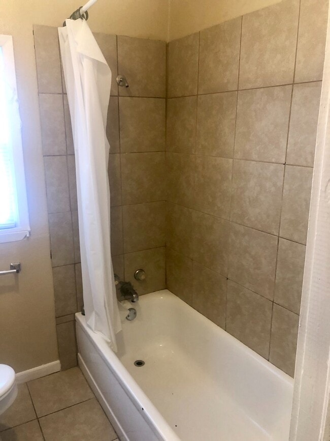 Building Photo - Two bedroom One Bathroom Single-family home