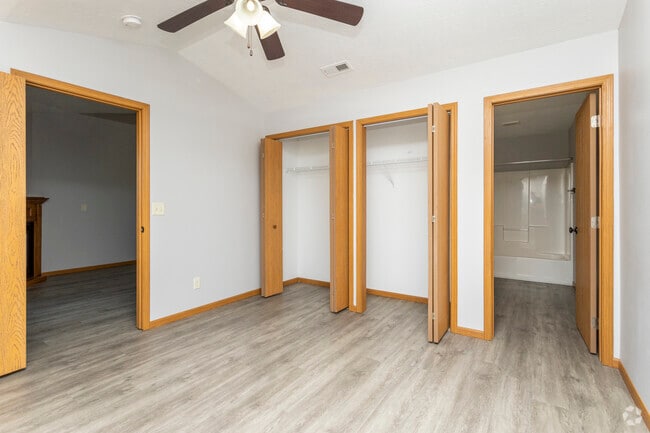 2BR, 2BA - 1,090 SF