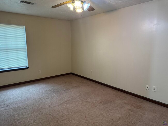 Photo - 108 Renoir Ln