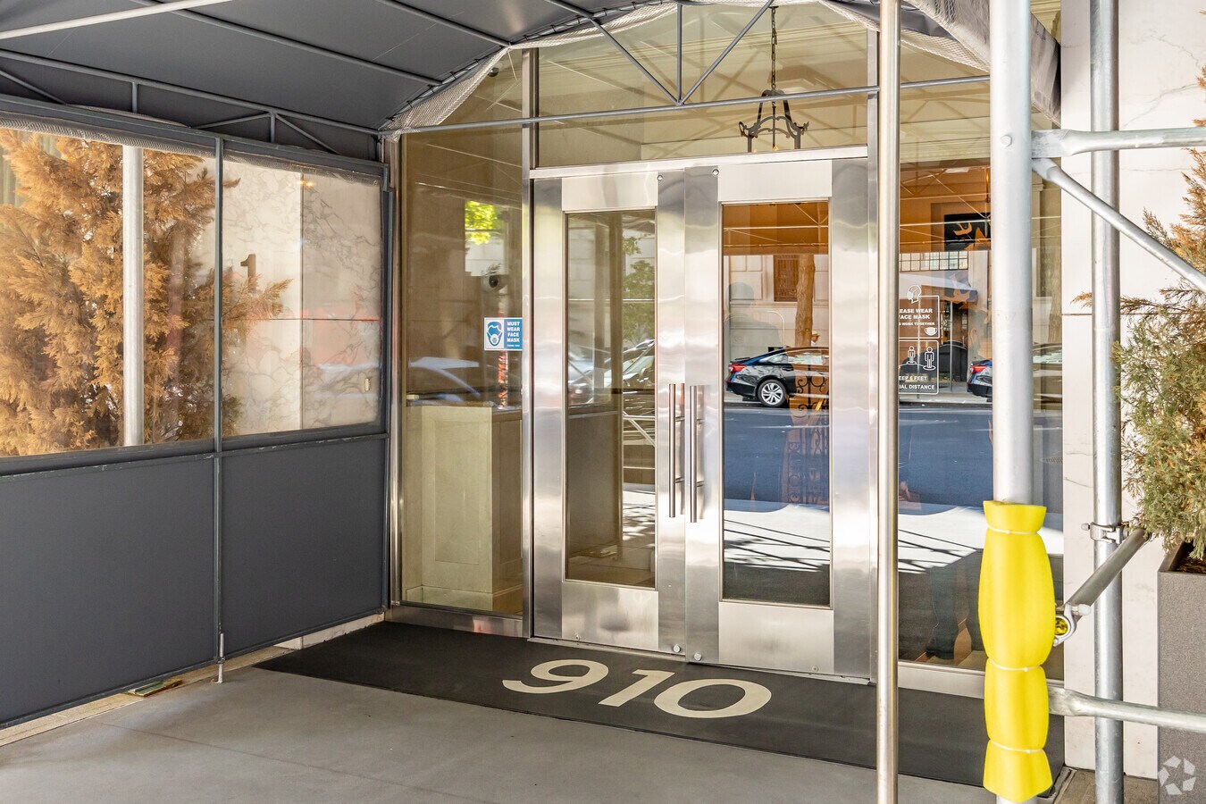 Entrada - 910 5th Ave