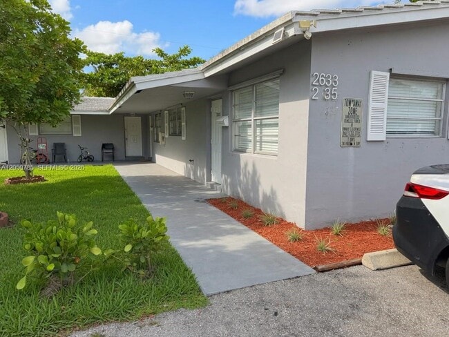 Building Photo - 2633 NW 9th Ave Unit 1-2