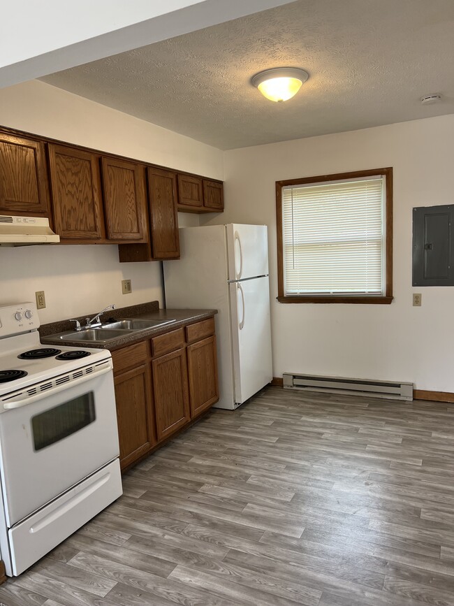 Photo - 93 Burt Ave Unidad 93 Burt Avenue Apt B