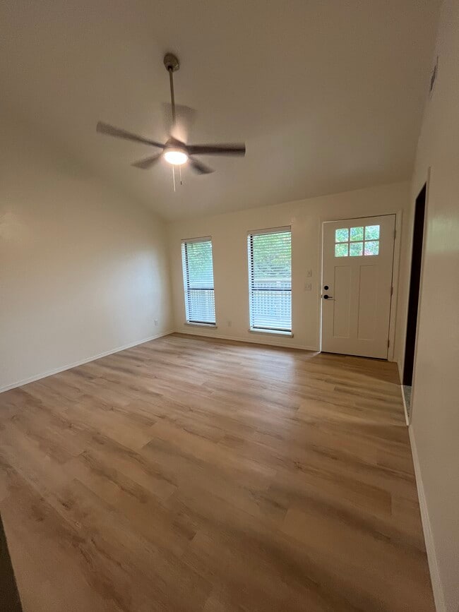 Photo - 919 W Tyler Ave