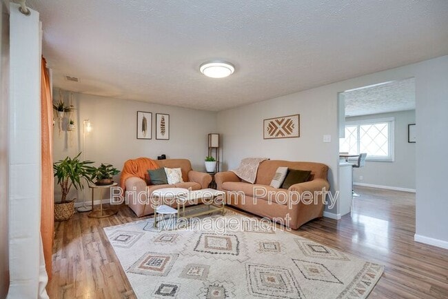 Photo - 655 Eavey St