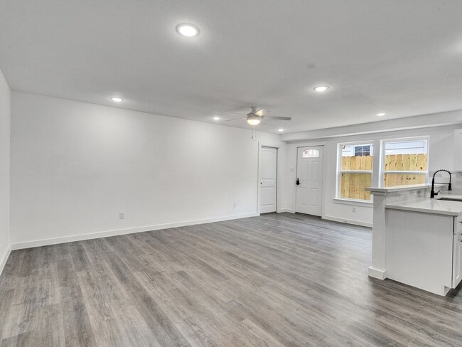 Photo - ? Spacious & Stylish 3-Bed Home – Garage I...