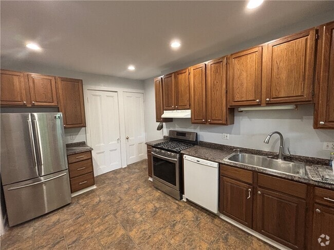 Building Photo - 183 Wall St Rental
