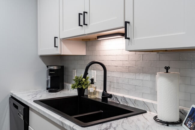 1BR, 1BA - 730SF - Kitchen