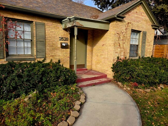 Photo - 2528 Beverly St E