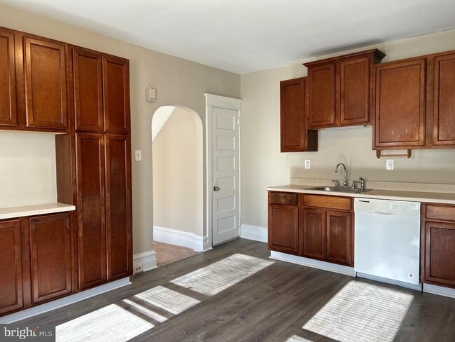 Photo - 302 N York St