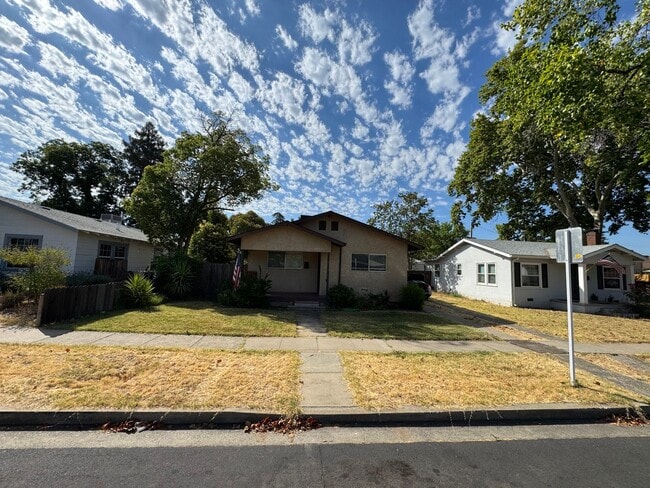 Building Photo - NICE TWO BEDROOM NEAR ROSEVILLE HIGH SCHOOL!! Rental
