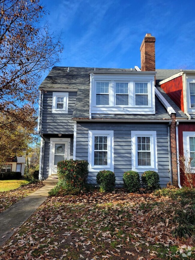 Building Photo - 3 Story Townhouse in Sturbridge Village