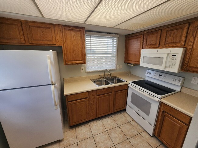 Building Photo - Reduced beachside bungalow!! Rental