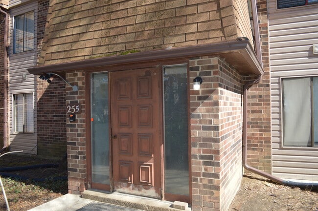 Building Photo - 255 E Court of Shorewood Unit 8