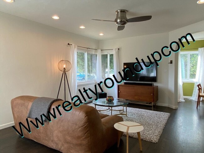 Photo - Three bed, Two Bath Home By UOP