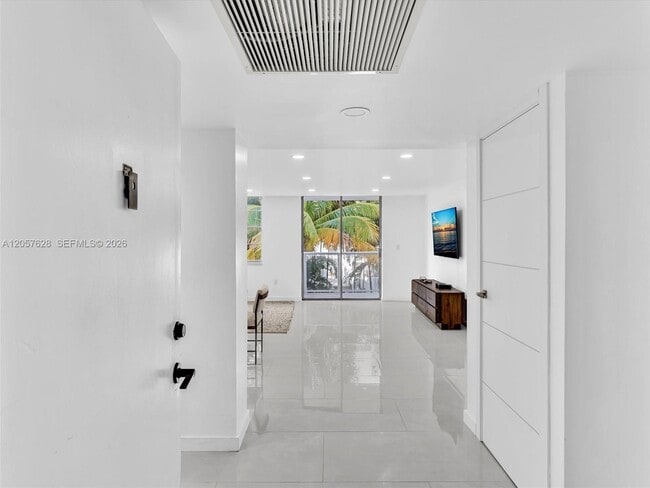 Building Photo - 10000 W Bay Harbor Dr Unit 201