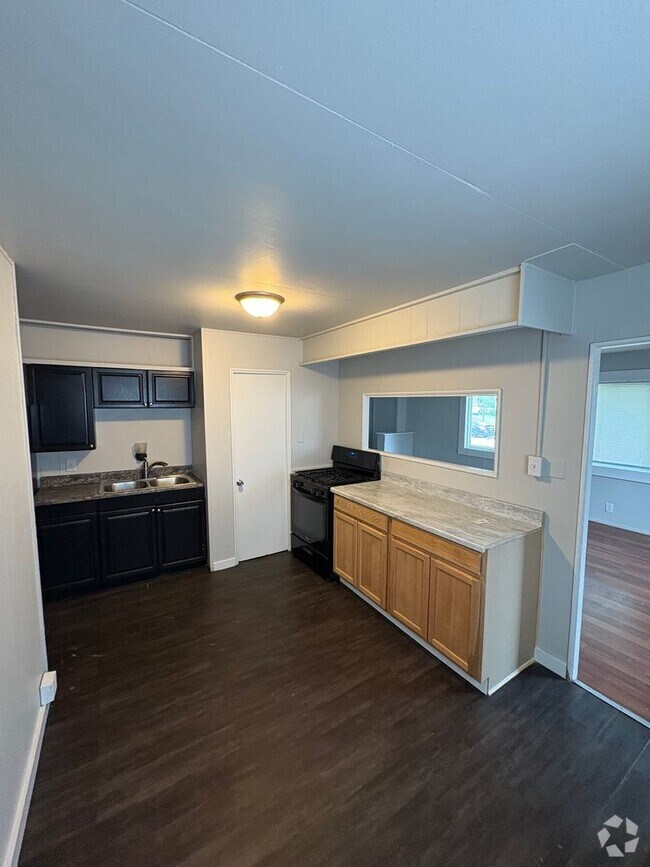 Building Photo - 3 Bed 1.5 Bath Single Family Home in North...