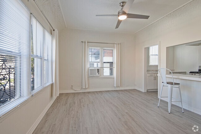 Building Photo - 121 N Kenmore Ave Rental