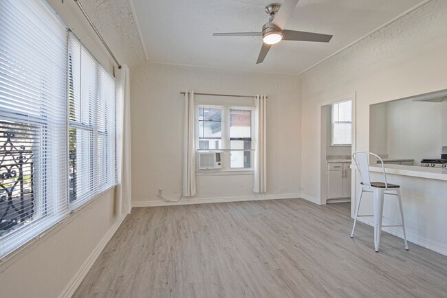 Building Photo - 121 N Kenmore Ave Rental