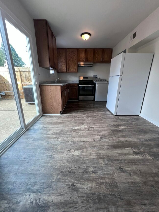300 Cedarwood Rd