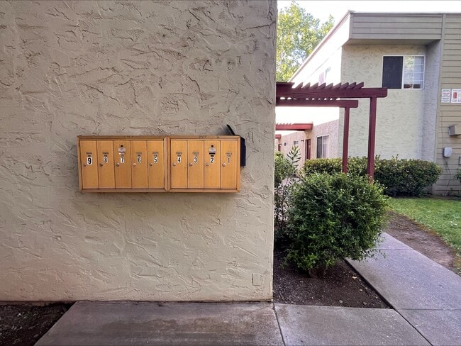 Photo - 747 W 4th Ave