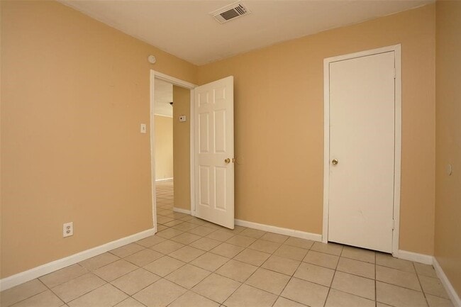 Building Photo - 2460 W Shane St