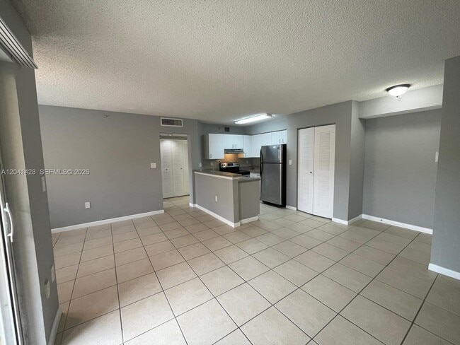Photo - 761 N Pine Island Rd Unidad 203