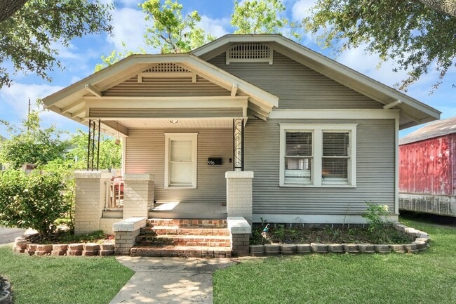 Photo - 916 W Cottage St