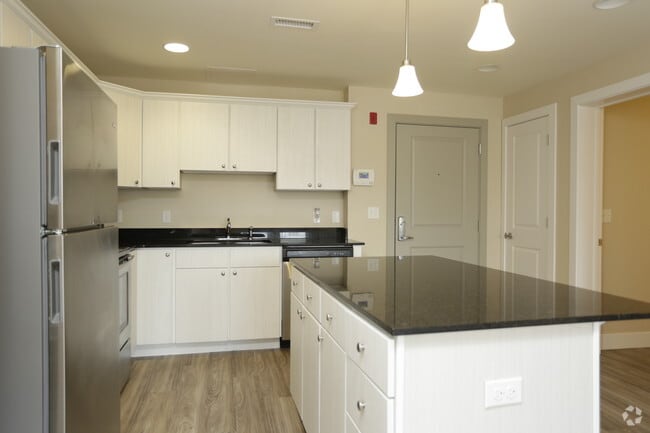 2BR, 2BA - The Woodford/1055 SF