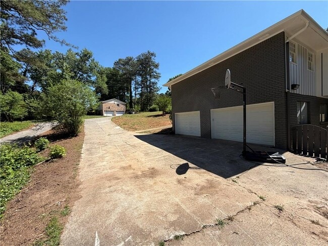 Photo - 3336 Camelot Dr NE