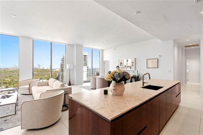 Building Photo - 2678 Tigertail Ave Unit PH4