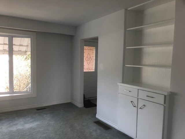 Photo - 598 Hayden Crescent