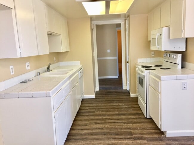 Photo - $2,100 Ashlan & Fowler, 3 Bedroom - Griffi...