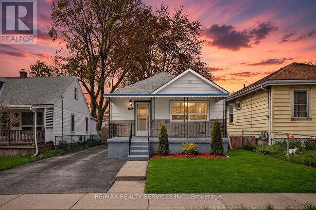Photo - 215 Highbury Ave N
