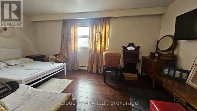 Photo - 1847 Lawrence Ave E