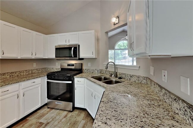 Photo - 460 Highlander Way